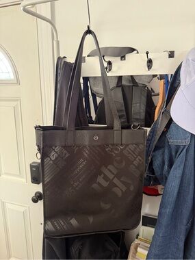 lululemon athletica Black Graphic Messenger Tote Gym Bag